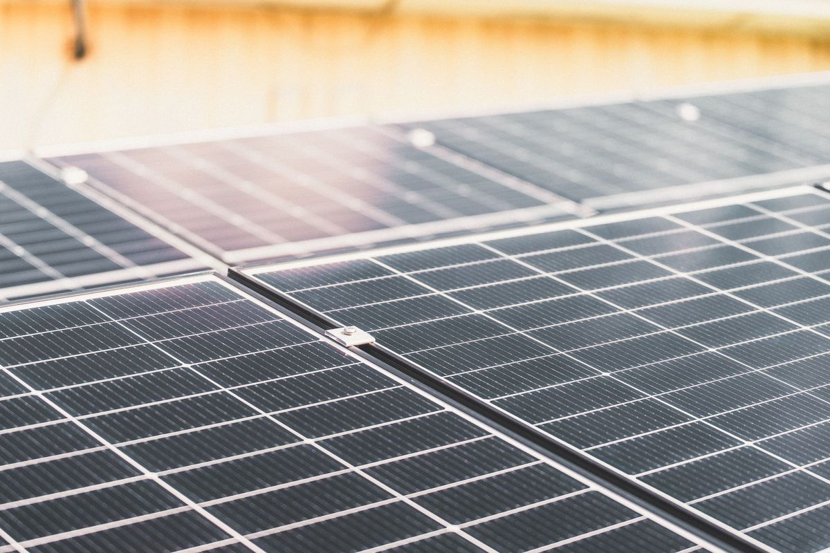 Sanayi çatısında güneş enerjisi santrali